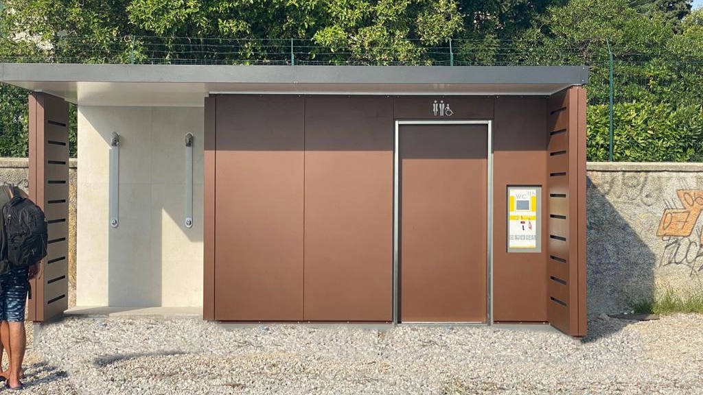 bagno automatico con docce pubbliche toilette con docce sulla spiaggia