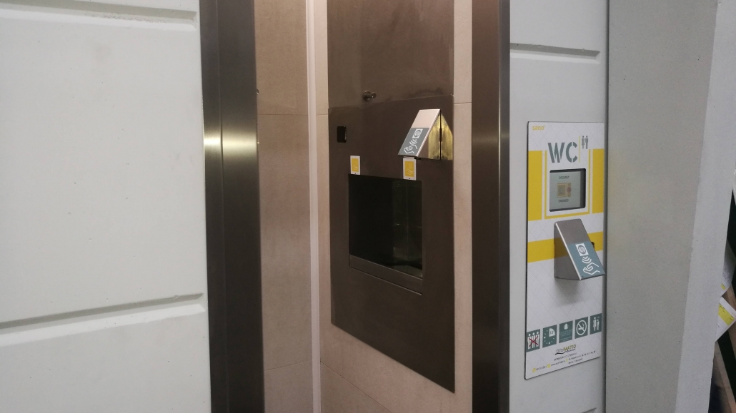 accesso toilette con comandi no touch bagno pubblico con sistema anticovid