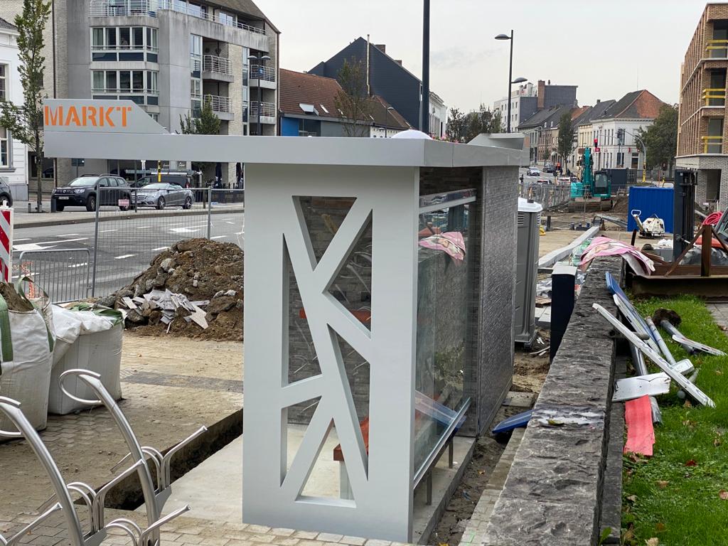 self cleaning toilet with bus shelter (1)