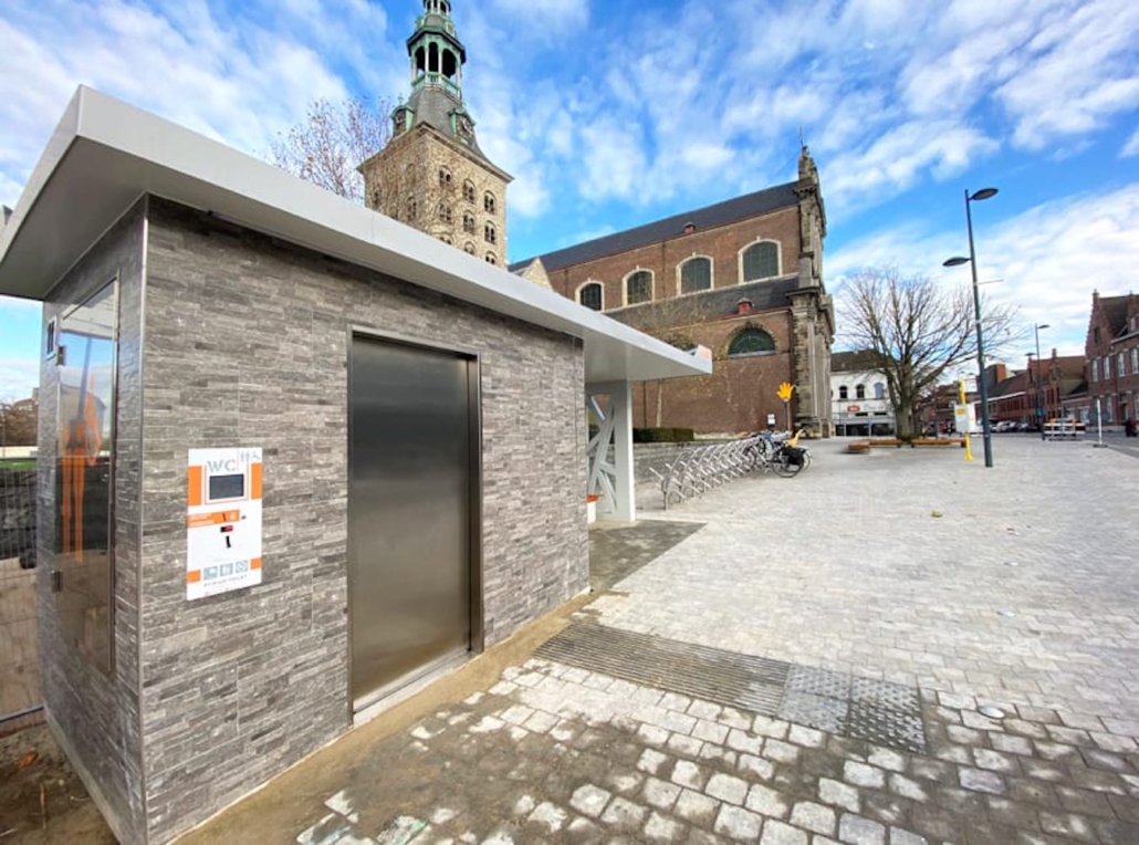 self cleaning toilet with bus shelter (3)