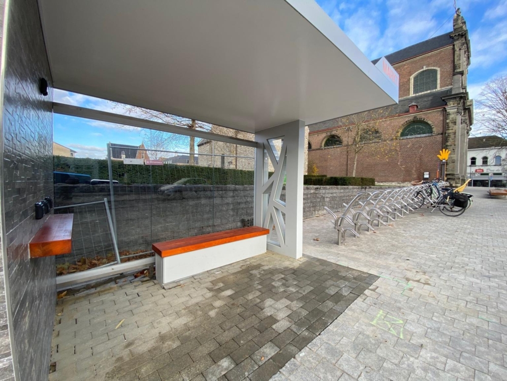 self cleaning toilet with bus shelter (9)