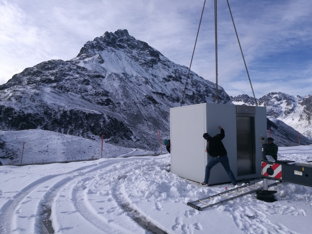 bagno pubblico autopulente in alta montagna toilette autopulente prefabbricata.