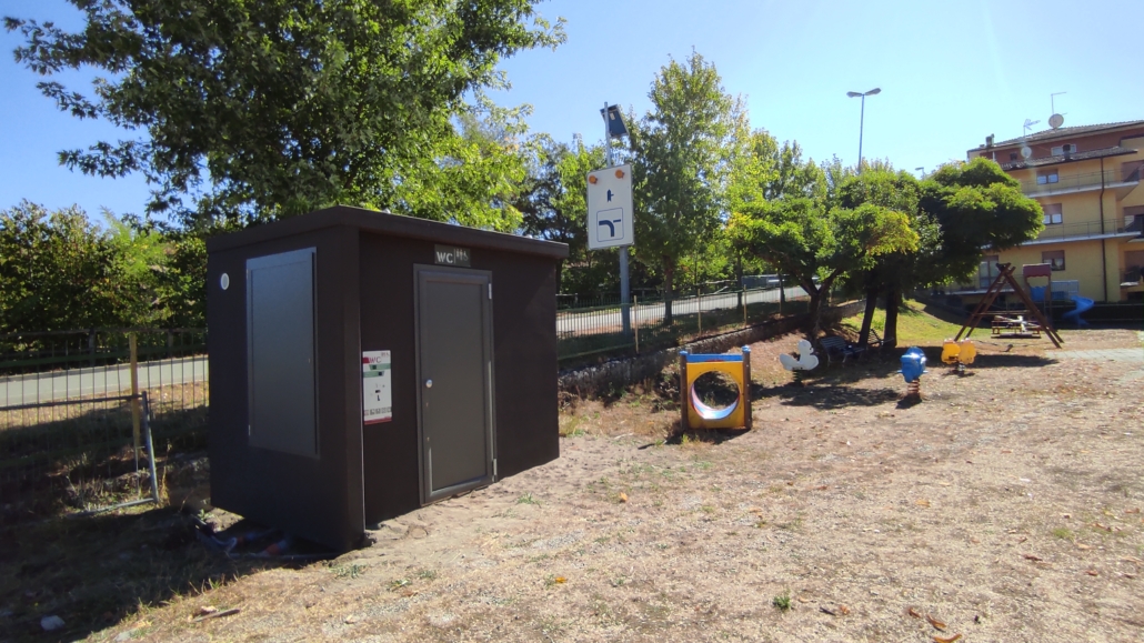 bagno autopulente disabili S3 (3) bagno autopulente installato in un parco giochi.