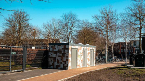 bagni pubblici autopulenti in un parco