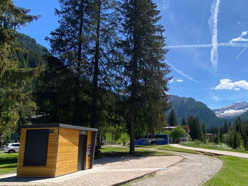 s5-toilette-autopulente-rivestito-con-toghe-di-legno vantagi bagno pubblico prefabbricato autopulente