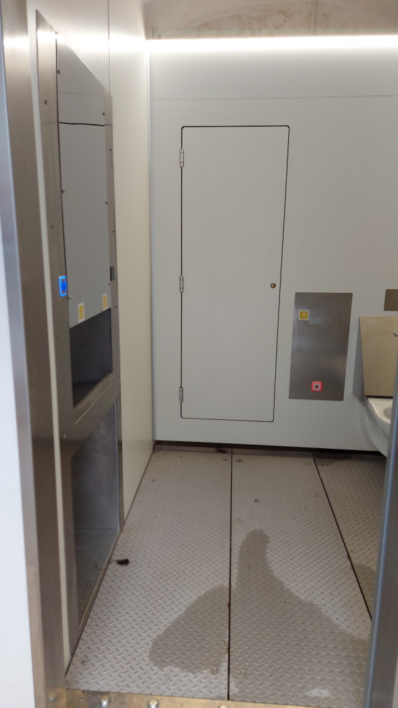 entrata interno bagno autopulente castignano